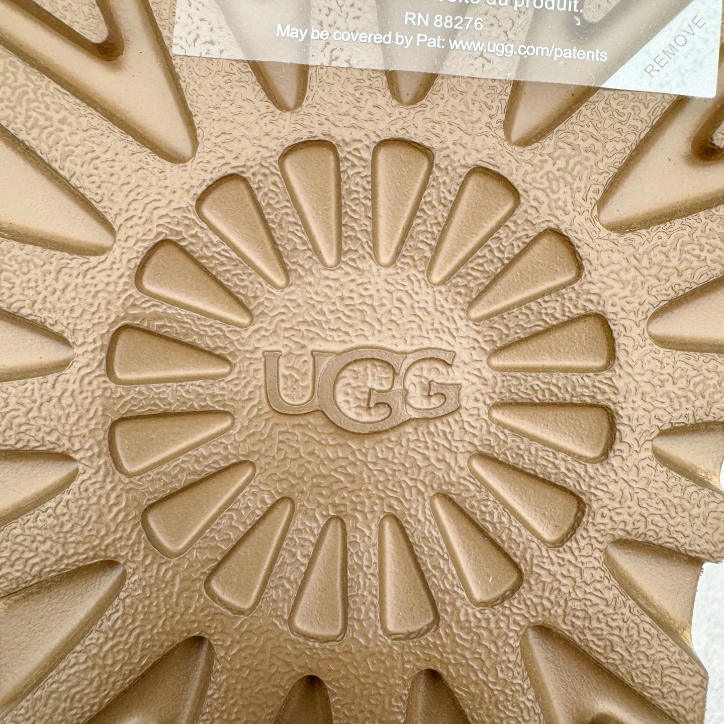 Pick up locally💰640 UGG 4032 Meyer autumn and winter sheepskin and fur integrated snow boots. All shoes are made of ZP from the same factory. Longfeng A-grade Australian imported sheepskin and fur integrated. Men's and women's boots brand OEM production line fully follows the ZP process. OEM original pattern maker adheres to the principle of no original shoes and no development selection. Pay attention to every detail. The most authentic version on the market TREADLITE "Light Wing" technology outsole Lightweight/durable/flexible/pile size: 35 36 37 38 39 40 41 42 43 44 45 Coding: by3936030
